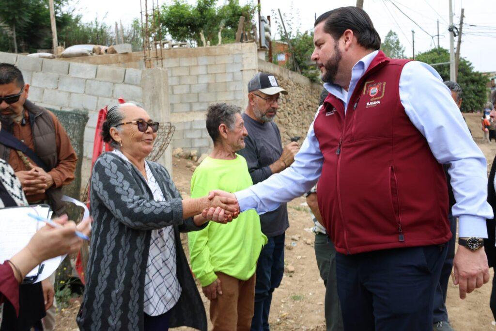 Recorre Ismael Burgueño colonias beneficiadas con el programa ‘Tijuana, Ciudad Limpia’.lasnoticias.info