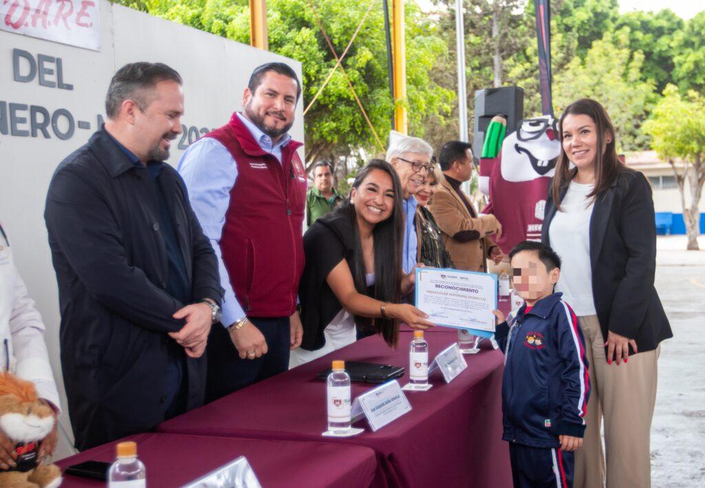 Entrega Ismael Burgueño reconocimientos del programa D.A.R.E en beneficio de estudiantes de primaria y secundaria.lasnoticias.info
