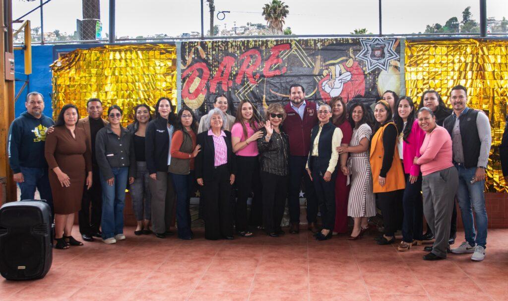 Entrega Ismael Burgueño reconocimientos del programa D.A.R.E en beneficio de estudiantes de primaria y secundaria.lasnoticias.info