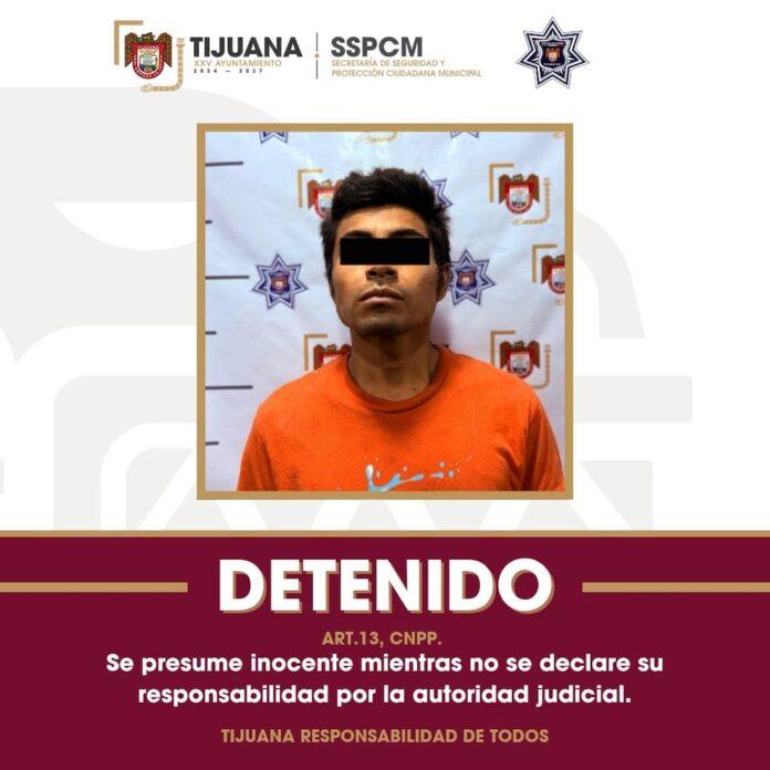 Aseguran elementos de la Policía Municipal a hombre armado con orden de aprehensión vigente