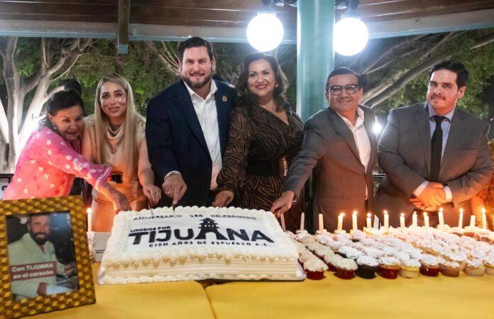 Encabeza Ismael Burgueño la mañanitas a Tijuana por su 136 aniversario