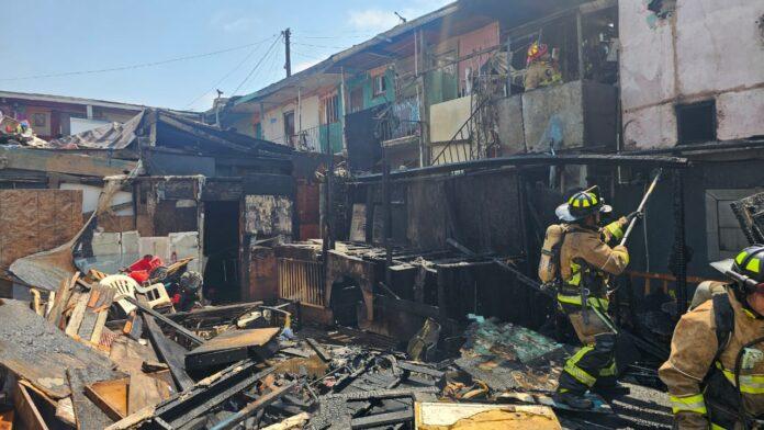 Rescata Bomberos de Tijuana a personas y mascotas de una cuartería