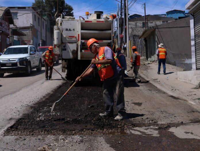 Tijuana obra de bacheo y reencarpetado en la Delegación Sánchez Taboada