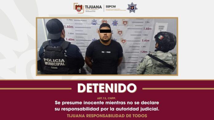 Permite trabajo coordinado asegurar a sujeto por usurpación de funciones en posesión de vehículo robado y un fusil de asalto