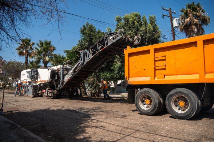 Supervisa Ismael Burgueño trabajos de reencarpetado con mezcla asfáltica en el bulevar Las Cascadas