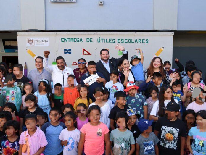 Encabeza Ismael Burgueño entrega de útiles escolares y vales de uniformes a niñas, niños y jóvenes de la Delegación San Antonio de los Buenos