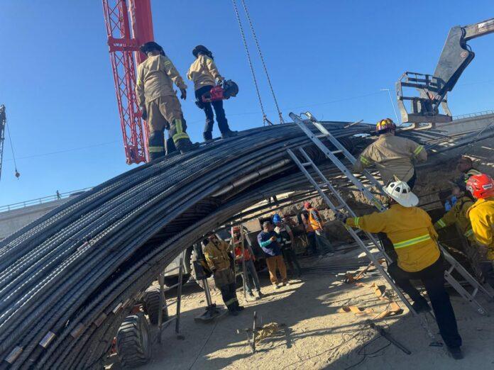 Rescata cuerpo de Bomberos de Tijuana a dos personas tras accidente en construcción de torre de viaducto elevado