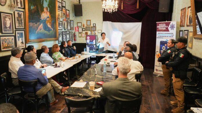 Imparte SSPCM plática preventiva a comerciantes de la Avenida Revolución sobre delitos cibernéticos