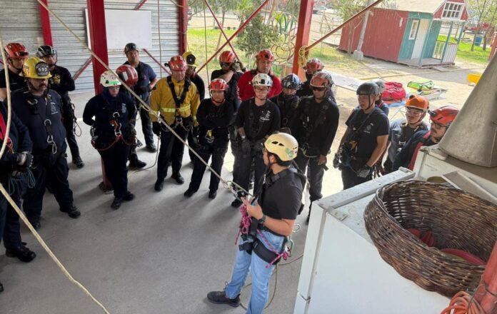Fortalece SSPCM preparación de Bomberos de Tijuana en rescate vertical avanzado