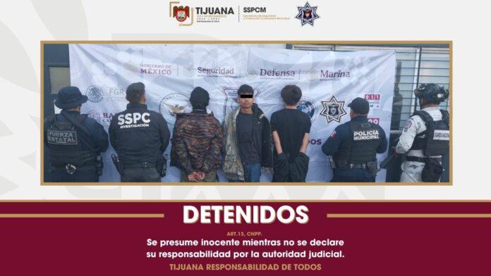 Elementos de la Policía Municipal de Tijuana, en coordinación con la Secretaría de Seguridad y Protección Ciudadana, Guardia Nacional y Fuerza Estatal de Seguridad Ciudadana (FESC), aseguraron a tres hombres, dos de ellos menores de edad, en posesión de un arma de fuego y diversos envoltorios con sustancias ilícitas.