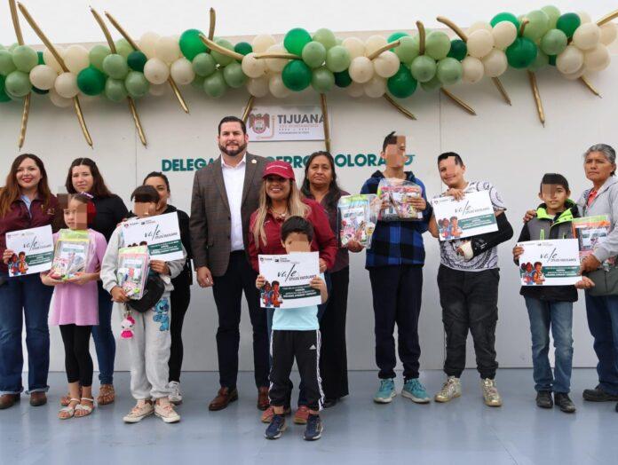 Entrega Ismael Burgueño útiles escolares y vales para uniformes a niñas, niños y jóvenes en la Delegación Cerro Colorado