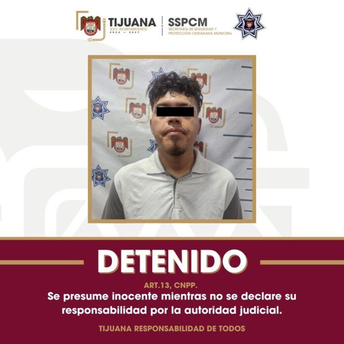 La Policía Municipal de Tijuana, tras un reporte emitido por la Central de Radio, detuvo a una persona rijosa que portaba un arma prohibida en un domicilio ubicado en el fraccionamiento Villa del Álamo.