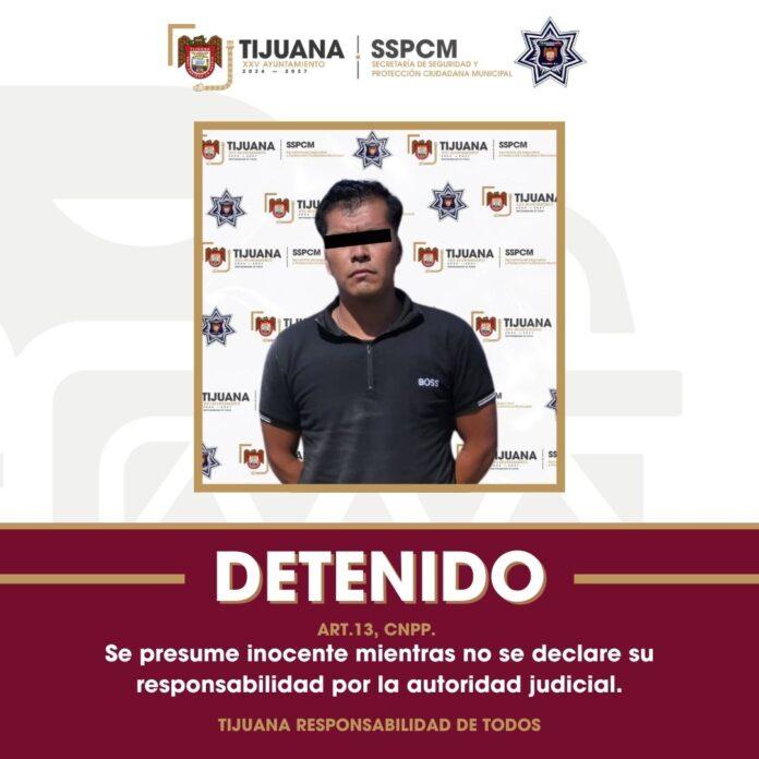 Detiene Policía Municipal a chofer de camión escolar tras atropellar a dos personas en mercado sobreruedas