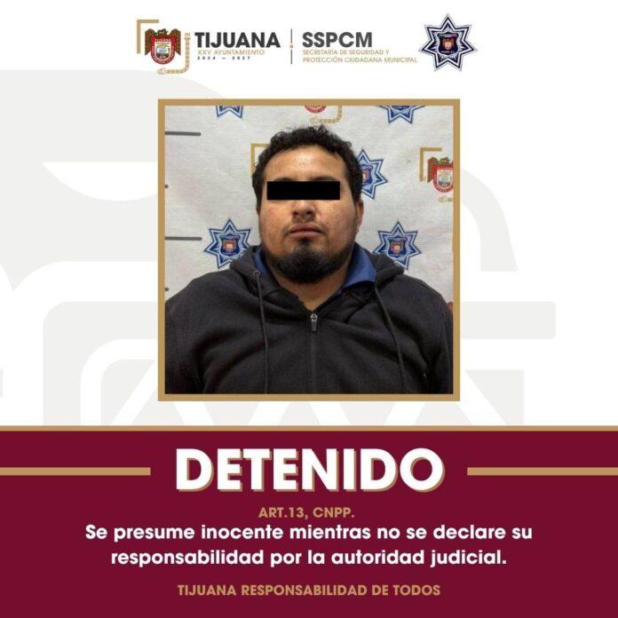 Detiene Policía Municipal de Tijuana a hombre tras intentar huir e ingresar a zona restringida de comercio