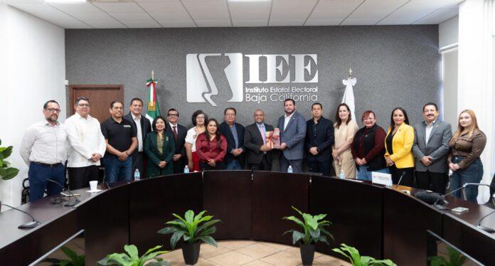 Entrega Ismael Burgueño Ruiz Primer Informe de Labores del XXV Ayuntamiento de Tijuana al Instituto Estatal Electoral de Baja California