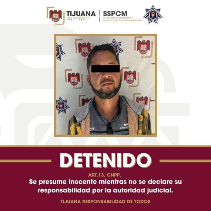 Aseguran agentes municipales a hombre por violencia familiar en la colonia Las Abejas Aseguran agentes municipales a hombre por violencia familiar en la colonia Las Abejas