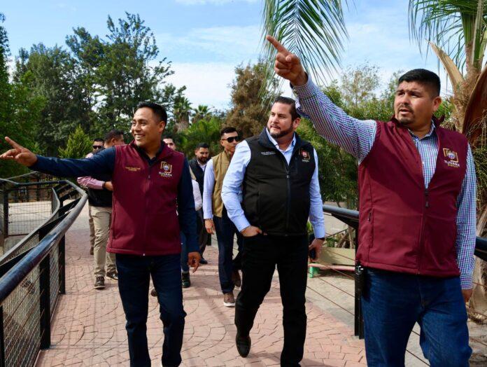 Recorre Ismael Burgueño Ruiz el Parque Morelos y reconoce a su personal por años de servicio