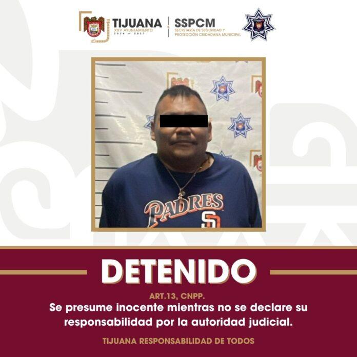Aseguran Policía Municipal a hombre por posesión de narcóticos y su presunta relación con el abandono de persona fallecida en Tijuana