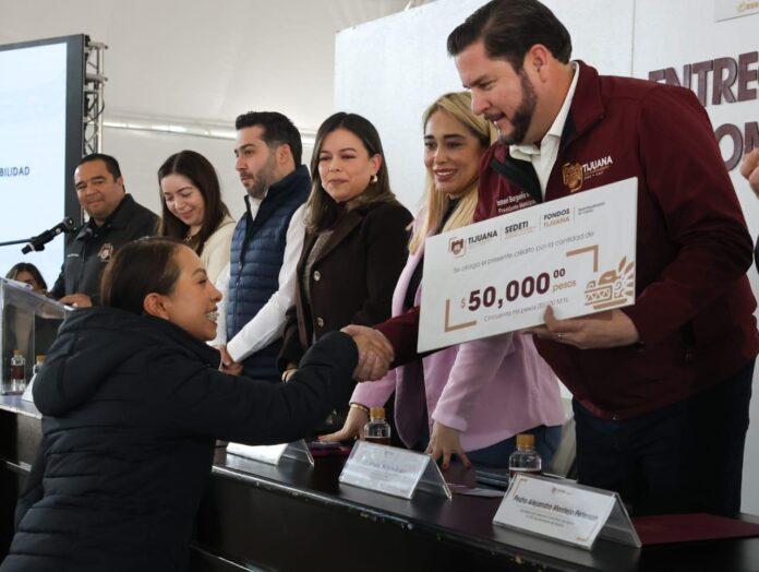 Entrega Ismael Burgueño más de 900 créditos del Fideicomiso 'Fondos Tijuana'
