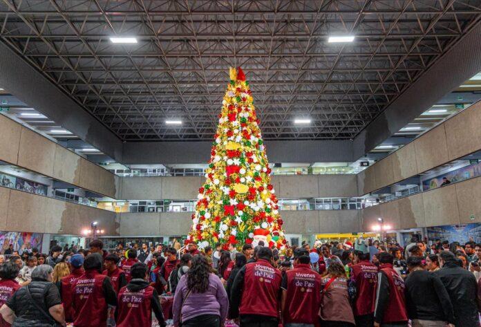 Encabeza Ismael Burgueño encendido del árbol navideño 2025 en Palacio Municipal y entrega de juguetes a niñas y niños