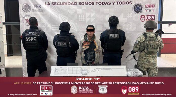 MOTOCICLISTA CON FUSIL CARGADO DETENIDO POR FUERZA ESTATAL EN TECATE.lasnoticias.info