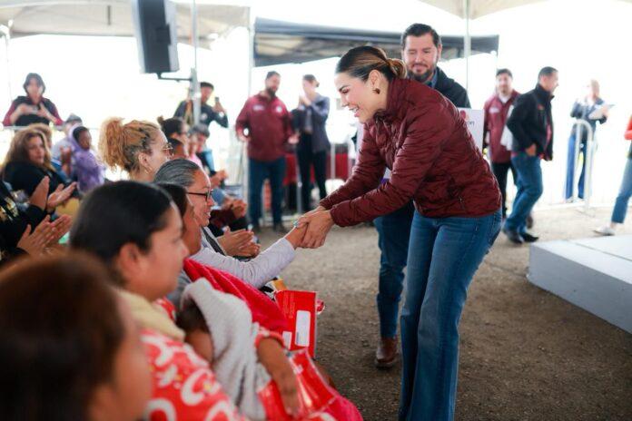 ENCABEZA GOBERNADORA MARINA DEL PILAR ENTREGA DE NUEVAS TARJETAS VIOLETA PARA MADRES JEFAS DE FAMILIA