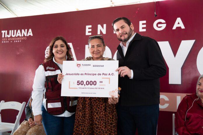 Entrega Ismael Burgueño apoyos sociales a familias tijuanenses