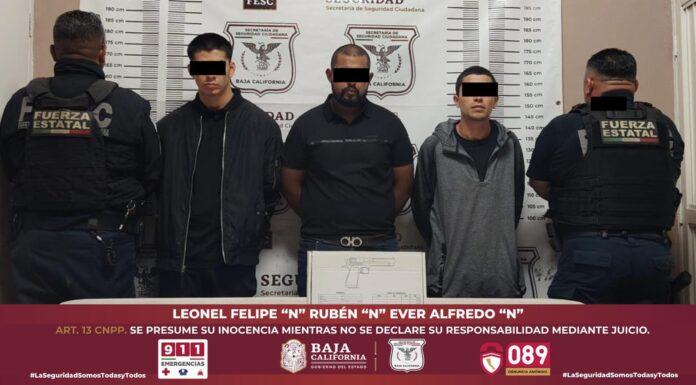 TRAS DESPLIEGUE PREVENTIVO FUERZA ESTATAL DETIENE A TRES HOMBRES EN ENSENADA; SE LES INCAUTA UN ARMA DE FUEGO.lasnoticias.info