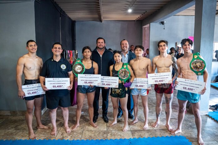 Entrega Ismael Burgueño apoyos económicos para atletas que competirán en el torneo internacional ‘Amazing Muay Thai World Festival 2026’