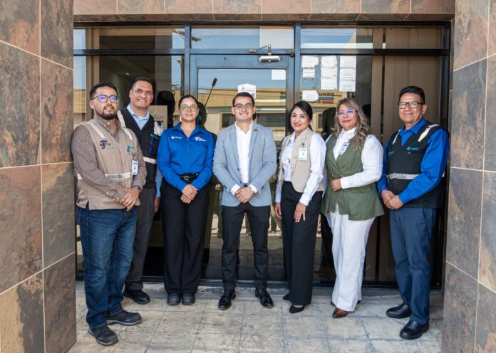 Coloca alcalde Abdiel Gutiérrez Coronado distintivo ACORDE a TIDI Posey