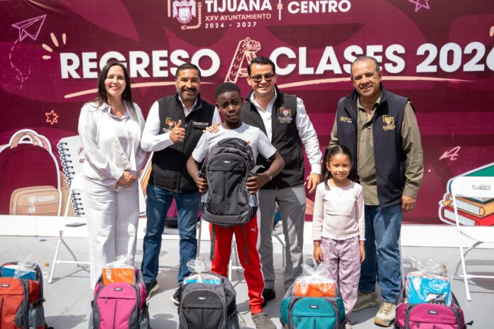 Apoya Gobierno Municipal a estudiantes de las delegaciones Centro y Playas de Tijuana con la entrega paquetes de útiles escolares