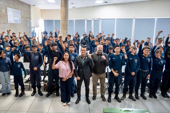 Entrega presidente municipal instrumentos a la Banda de música de la Policía Juvenil de Tijuana Entrega presidente municipal instrumentos a la Banda de música de la Policía Juvenil de Tijuana