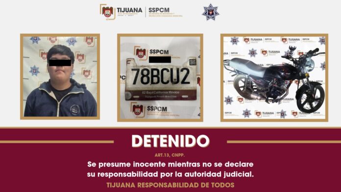 Detienen policías municipales a un joven por presunta posesión de placas de circulación apócrifas