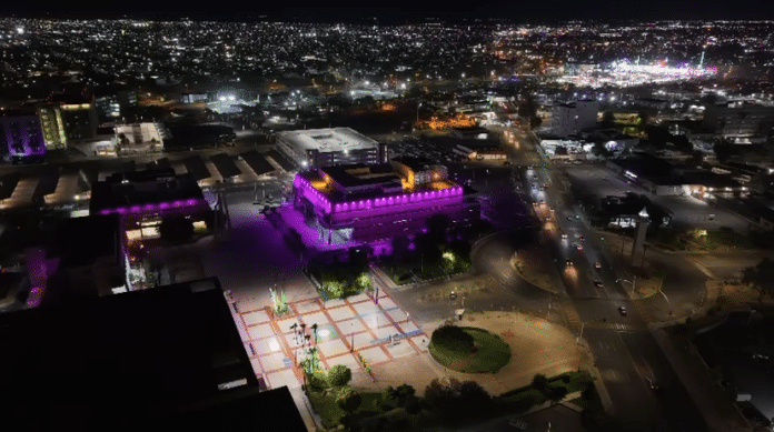 SE ILUMINA DE ROSA EDIFICIO DE GOBIERNO DEL ESTADO POR LA LUCHA CONTRA EL CÁNCER DE MAMA.lasnoticias.info