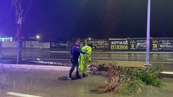 Evacúan a 150 personas tras quedar incomunicadas por lluvias en Rosarito